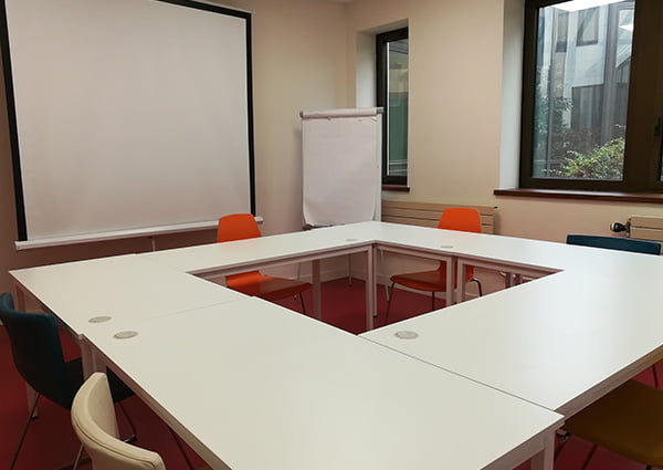 Salle de réunion carré - 8/10 personnes - Village by CA Châteaudun