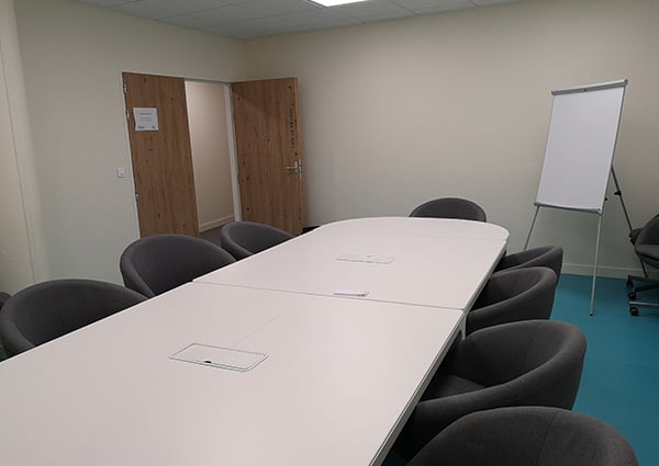 Salle réunion rectangle - 8/10 personnes - Village by CA Châteaudun