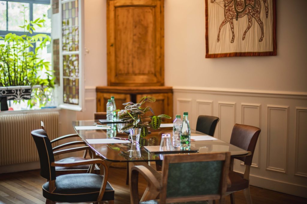 Espace réunion de 2 à 6 places - Villa Orléans