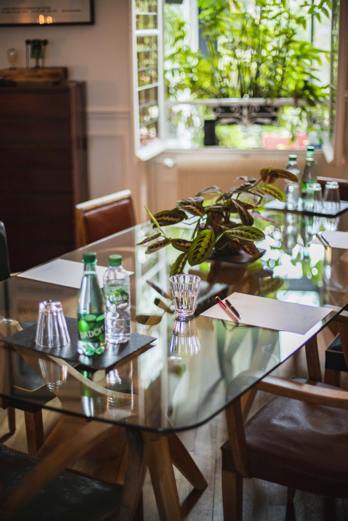 Espace réunion de 2 à 6 places - Villa Orléans