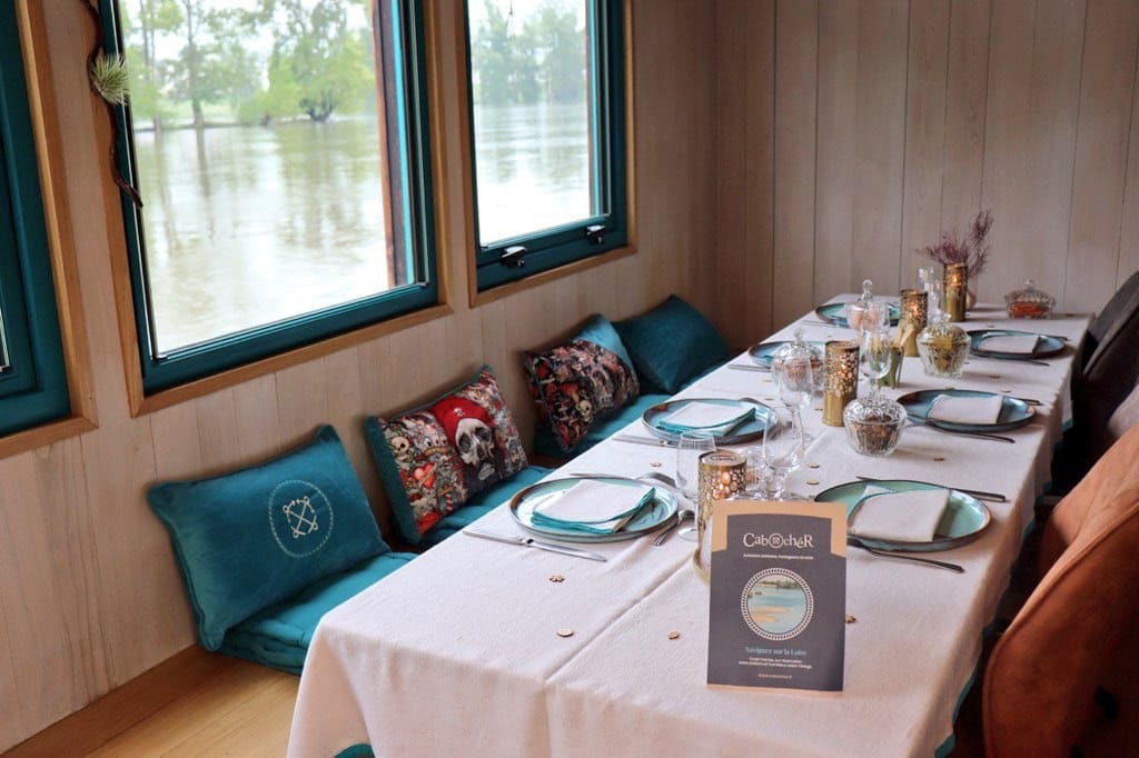 Repas d'Affaires sur une toue cabanée