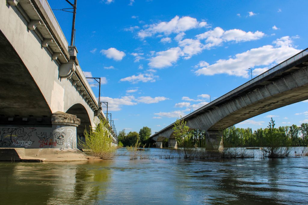 Repas d'Affaires sur une toue cabanée
